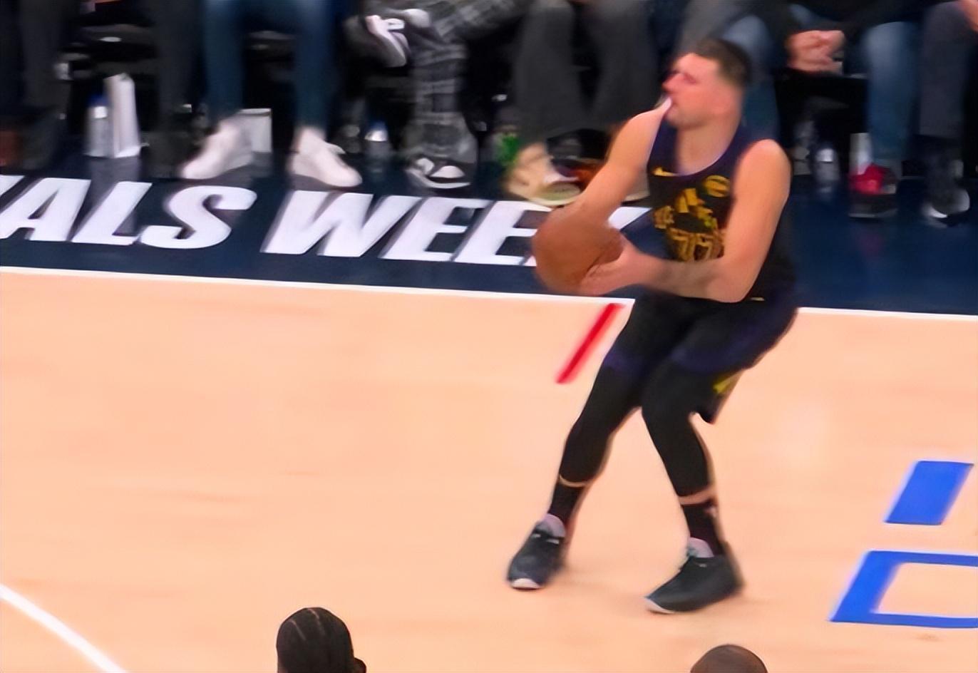 开云体育下载网址-最多落后26分，湖人下滑第6俯冲附加赛区，小卡复出，祖巴茨18+19