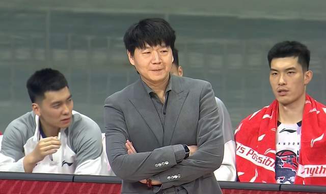 开云体育下载网址-1人正常，10人低迷，山东男篮客场爆冷真不冤，邱彪休赛期在干啥