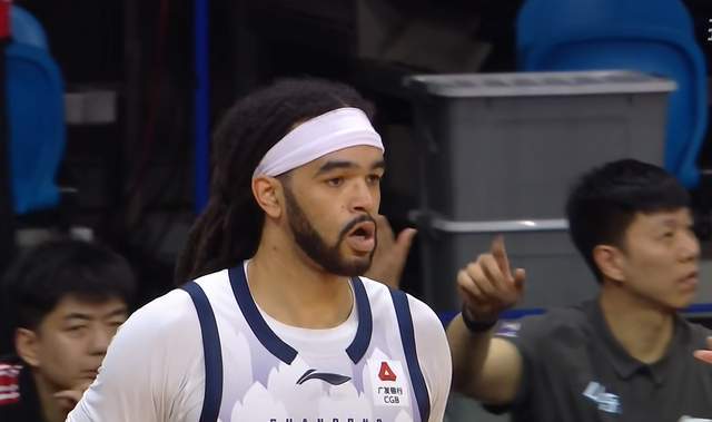 开云体育下载网址-1人正常，10人低迷，山东男篮客场爆冷真不冤，邱彪休赛期在干啥