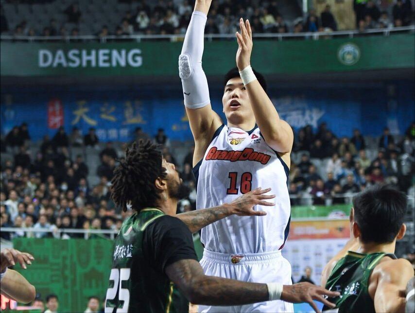 开云体育下载入口-广东队新王牌复出！名气不输易建联，杜锋有3难题，焦泊乔有体会