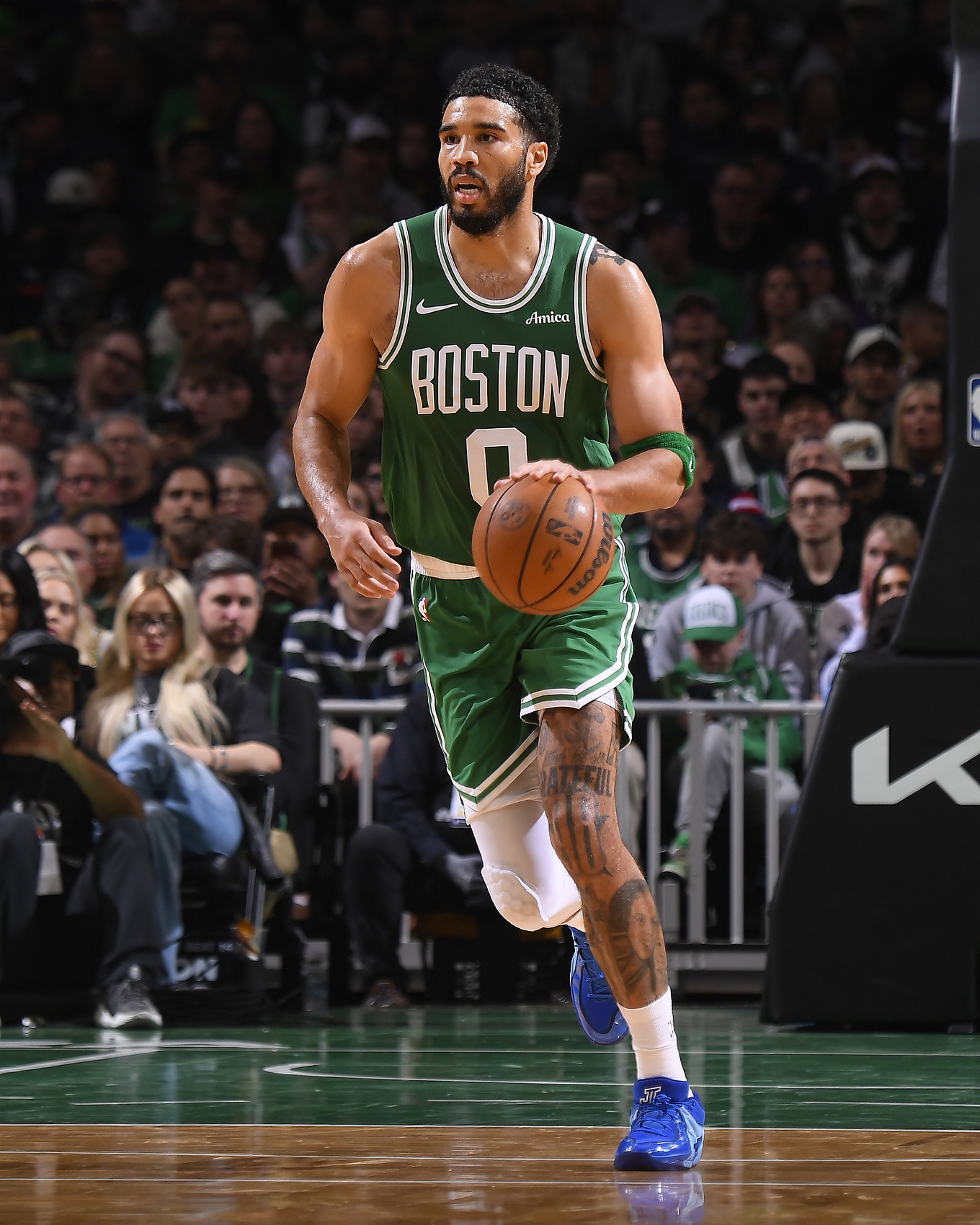 开云app-浓眉：绿军是东部争冠热门 塔图姆现在的状态就像从来没缺席过